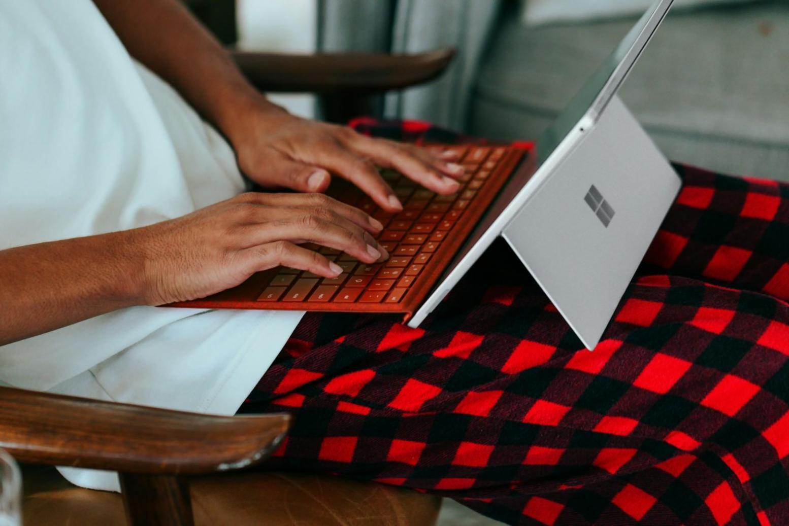 Espace de travail avec calculatrice et rapports financiers pour analyse comparative