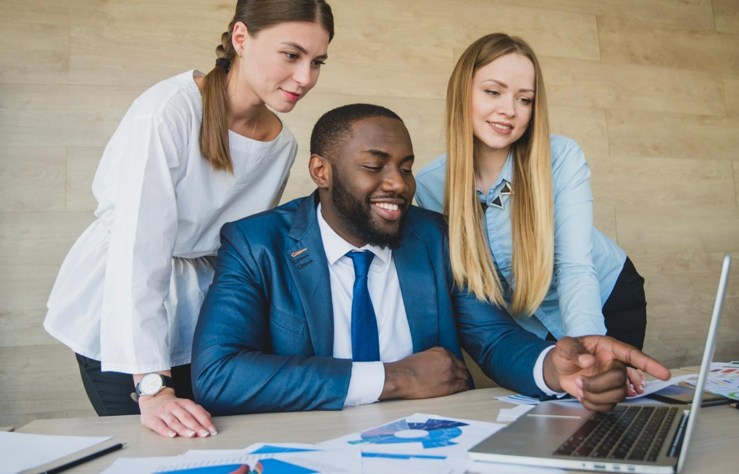 Environnement professionnel d'analyse avec outils financiers et documentation